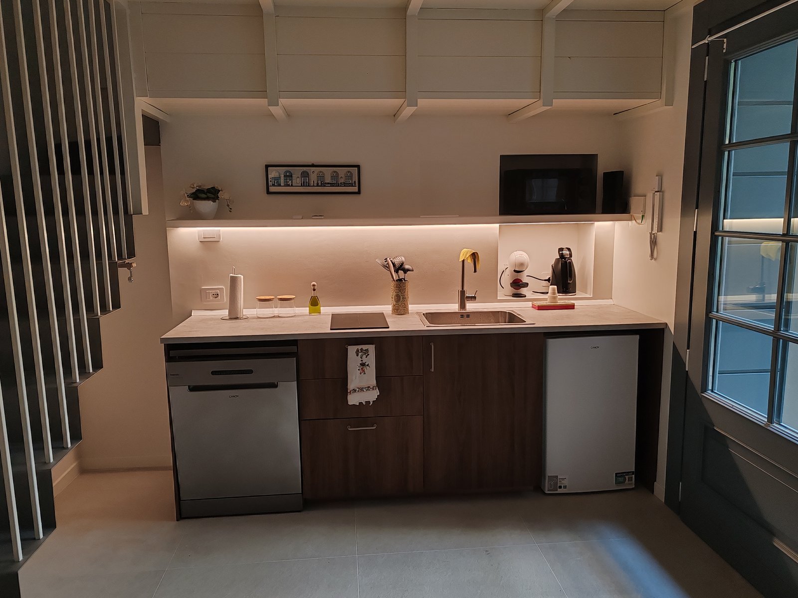 Cucina di Secret Courtyard Milano attrezzata con elettrodomestici moderni